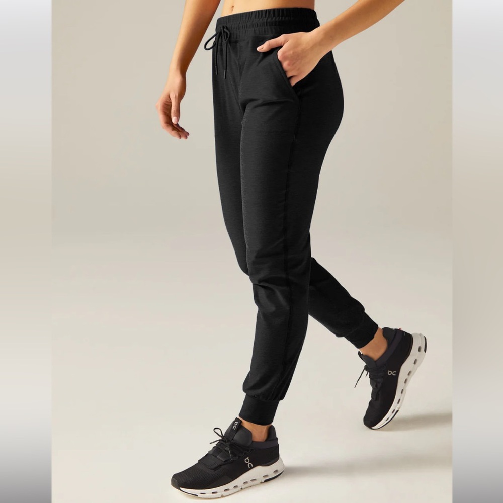 Women’s size Small Beyond Yoga Joggers, New with Tags, Grey/Black Heather color